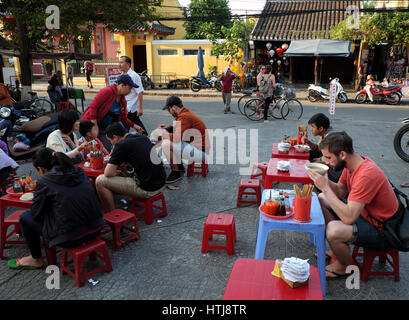 HOI AN, VIET NAM- 17 févr. 2016 : l'alimentation de rue vietnamiens aventure voyageur à Hoi An, ville ancienne, il s'asseoir et manger, un célèbre cao Lau streetfood Banque D'Images