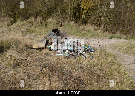 Sonderborg, Danemark - 1er avril 2015 : il y avait une fête sur la plage hier. voici le reste de la partie, beaucoup de bouteilles et une gauche derrière Banque D'Images