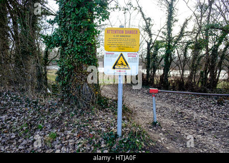 'Attention Danger. Il est dangereux" (attention, c'est dangereux) panneau d'avertissement sur l'inondation sur les rives de la Loire près de Saint-Etienne, France Banque D'Images