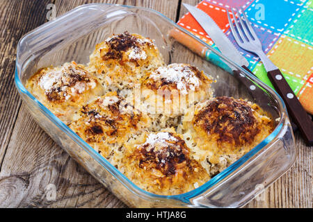 Boulettes de viande au four avec du riz et légumes en forme de verre Studio Photo Banque D'Images