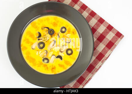 La soupe épicée aux moules, curry et les olives. Studio Photo Banque D'Images