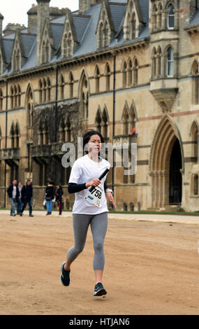 Une coureuse passant Christ Church College dans l'ours de Hall Relais, Oxford, UK Banque D'Images