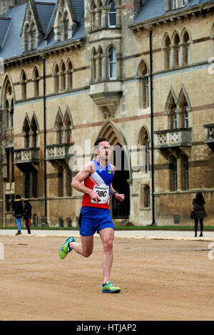 Un club runner passant Christ Church College dans l'ours de Hall Relais, Oxford, UK Banque D'Images