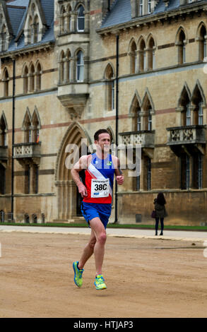 Un club masculin runner passant Christ Church College dans l'ours de Hall Relais, Oxford, UK Banque D'Images