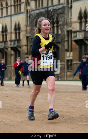Un club féminin runner passant Christ Church College dans l'ours de Hall Relais, Oxford, UK Banque D'Images