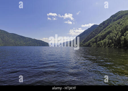 La Russie, la Sibérie, l'Altaï, une vue sur les eaux du lac Teletskoye