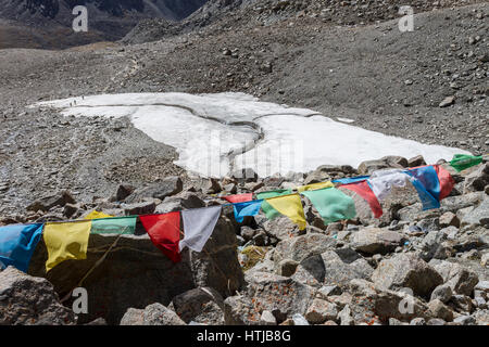 Groupe de pèlerins traversant le glacier dans la vallée en route Mont Kailash kora, une vue de Dolma La pass. Banque D'Images