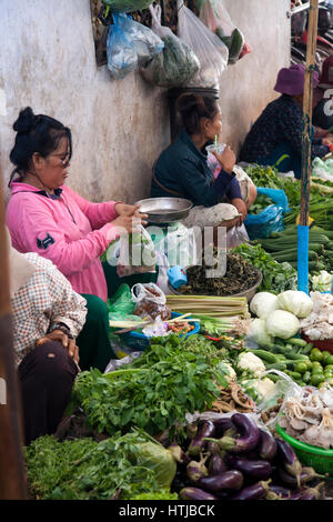 Les vendeurs de légumes du marché psa Leu à Siem Reap - Cambodge Banque D'Images