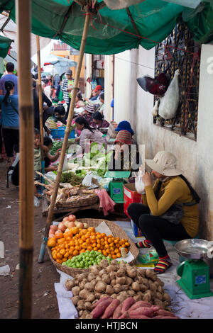 Les vendeurs de légumes du marché psa Leu à Siem Reap - Cambodge Banque D'Images