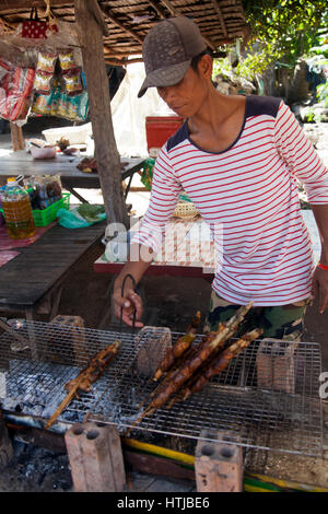 Servi sur l'alimentation de rue en bordure de Preah Dak Village de Siem Reap - Cambodge Banque D'Images