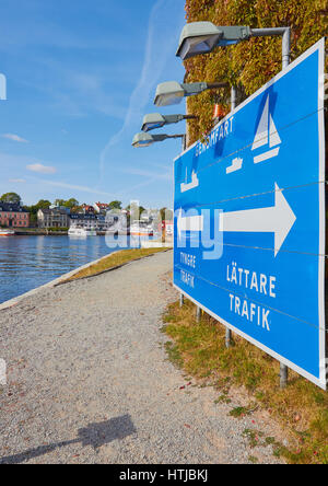 Informations Inscription pour la circulation des bateaux sur l'île de Vaxholm Fotress avec ville de Vaxholm en arrière-plan, la Suède, Scandinavie Banque D'Images