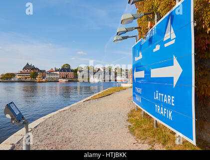 Informations Inscription pour la circulation des bateaux sur l'île de Vaxholm Fotress avec ville de Vaxholm en arrière-plan, la Suède, Scandinavie Banque D'Images