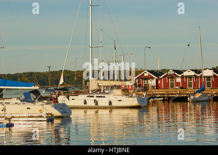 Bateaux à voile à Vaxholm guest Harbour à l'aube, l'archipel de Stockholm, Suède, Scandinavie Banque D'Images