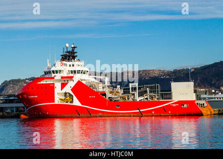 Navire KL SANDEFJORD, Derrick, l'offre au remorqueur de port de Bergen, Norvège. Banque D'Images