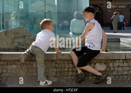 Deux garçons à Rynek Fontaine, construit 1996, conçu par Alojzy Gryt, à Rynek (Place du marché) à Wroclaw, la Basse Silésie, Pologne Banque D'Images