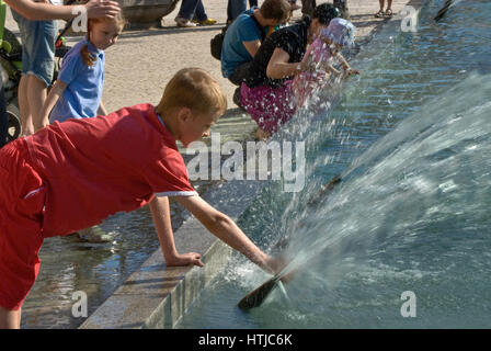 Garçon jouant avec l'eau à la Fontaine, 1996 Rynek construit, conçu par Alojzy Gryt, à Rynek (Place du marché) à Wroclaw, la Basse Silésie, Pologne Banque D'Images