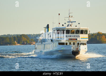 Ferry dans l'archipel de Stockholm en direction de Vaxholm et Stockholm, Suède, Scandinavie Banque D'Images