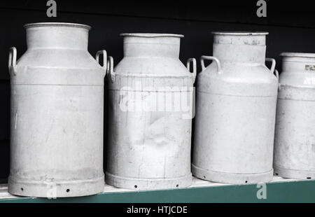 Des bidons de lait métal stand in a row Banque D'Images