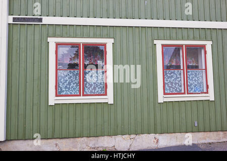 Fenêtres de maison traditionnelle en bois dans la plus ancienne ville de Suède, Stockholm, Suède, Scandinavie Banque D'Images