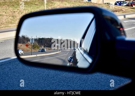 Le rétroviseur vue depuis le siège du conducteur Banque D'Images