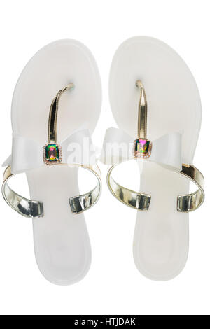 Paire de sandales de plage blanc en strass, isolé sur fond blanc. Vue de dessus Banque D'Images
