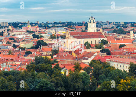 Vue aérienne au-dessus de la vieille ville de Vilnius, Lituanie. Banque D'Images