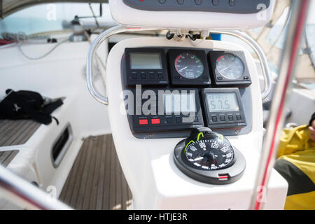 Boussole sur planche de bord de Yacht Banque D'Images