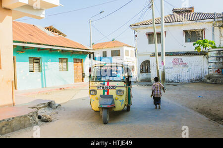 Tuk Tuk taxi sur la rue de Watamu, Kenya Banque D'Images