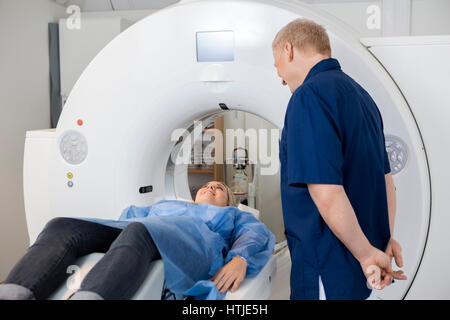 Le radiologue examinant female patient lying on machine irm Banque D'Images