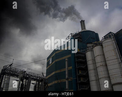 L'usine Unilever détergent émet des nuages de pollution atmosphérique Banque D'Images