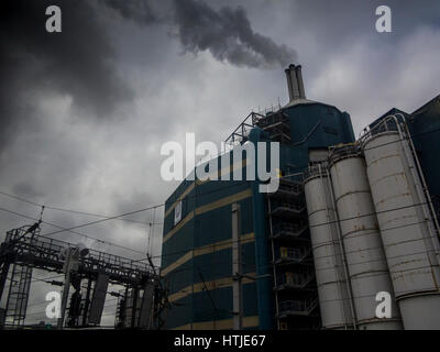 L'usine Unilever détergent émet des nuages de pollution atmosphérique Banque D'Images