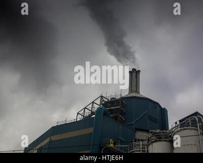 L'usine Unilever détergent émet des nuages de pollution atmosphérique Banque D'Images