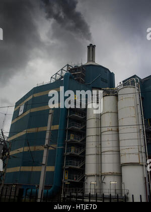 L'usine Unilever détergent émet des nuages de pollution atmosphérique Banque D'Images