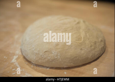 Pâte à pain focaccia dans une boule en prêt pour son premier lieu Banque D'Images