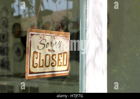 Vintage closed sign hanging in front of shop window Banque D'Images