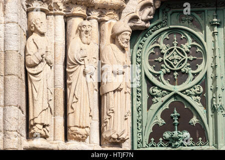 Sculptures en pierre sculptée dans la porte principale de l Église de San Martín, situé à la plaza del Tapal. Noia, Galice, Espagne Banque D'Images