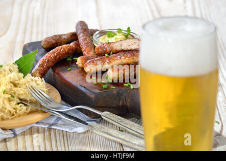 Poêlée de saucisses bavaroises de Nuremberg a servi avec de la choucroute et de la bière à Munich Banque D'Images