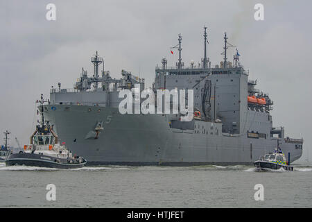 L'USNS Robert Peary E (T-AKE-5) un navire de ravitaillement de la marine des États-Unis, au départ de la base navale de Portsmouth, Royaume-Uni le 13 mars 2017. Banque D'Images