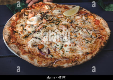 Fruits de mer pizza cuite sur une pierre à Sam's on the beach, Cornwall Banque D'Images