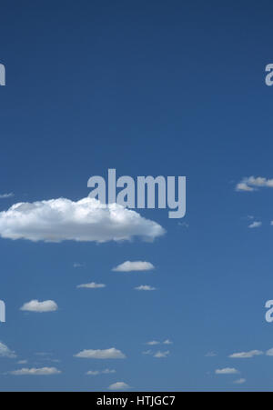 Nuages dans le ciel bleu Banque D'Images