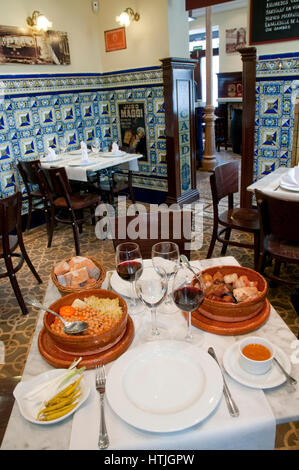 Cocido madrileño servant dans une taverne typique. Madrid, Espagne. Banque D'Images