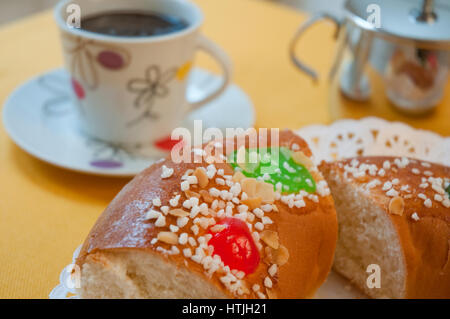 Roscon de Reyes, gâteau de Noël typique espagnol. L'Espagne. Banque D'Images