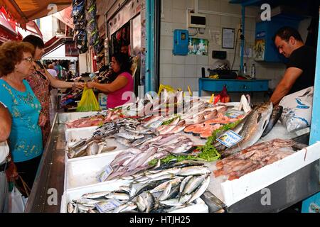 Décrochage du poisson frais au marché alimentaire dans le centre-ville, Héraklion, Crète, Grèce, Europe. Banque D'Images