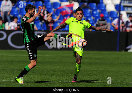 Reggio Emilia, Italie. Mar 12, 2017. Domenico Berardi, Sassuolo et l'avant de l'équipe nationale d'Italie et Erick Pulgar, le milieu de terrain du FC Bologne au cours de la série d'un match de football entre l'US Sassuolo Calcio et FC Bologne au stade Mapei à Reggio Emilia. Credit : Massimo Morelli/Pacific Press/Alamy Live News Banque D'Images