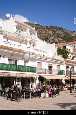 Les gens assis à l'extérieur d'un restaurant à Marbella, Andalousie, Espagne, Europe Banque D'Images