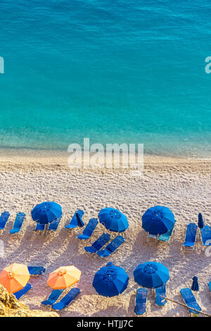 Parapluies bleu et bleu de la mer - l'île de Lefkada, Grèce Banque D'Images