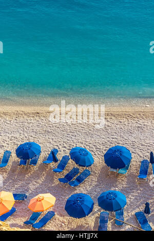 Parapluies bleu et bleu de la mer - l'île de Lefkada, Grèce Banque D'Images