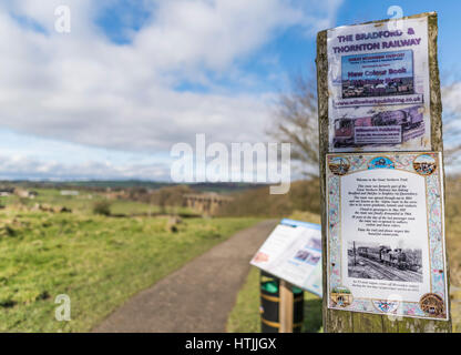 L'étonnante Hewenden Viaduct près de Cullingworth, Bradford, West Yorkshire sur une belle journée de printemps ensoleillée Banque D'Images