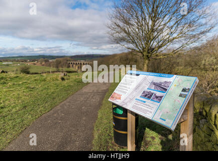 L'étonnante Hewenden Viaduct près de Cullingworth, Bradford, West Yorkshire sur une belle journée de printemps ensoleillée Banque D'Images