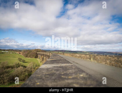 L'étonnante Hewenden Viaduct près de Cullingworth, Bradford, West Yorkshire sur une belle journée de printemps ensoleillée Banque D'Images